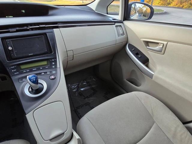 Photo of 2010 White Toyota Prius