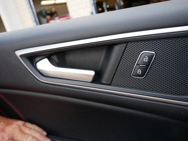 Photo of 2021 Rapid Red Metallic Tinted Clearcoat Ford Edge