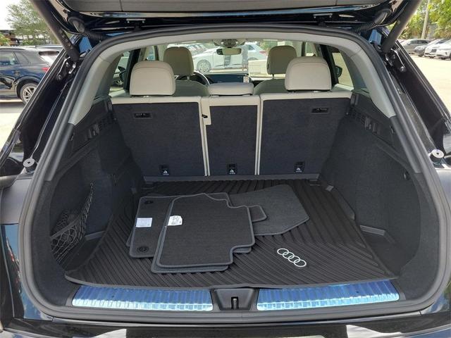 Photo of 2025 Mythos Black Metallic Audi Q5