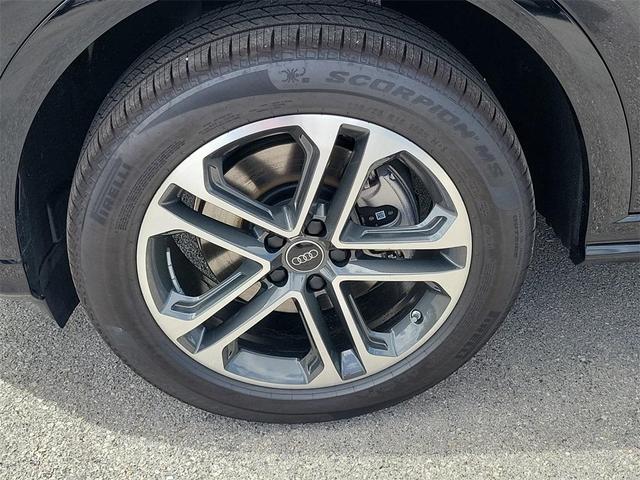 Photo of 2025 Mythos Black Metallic Audi Q5