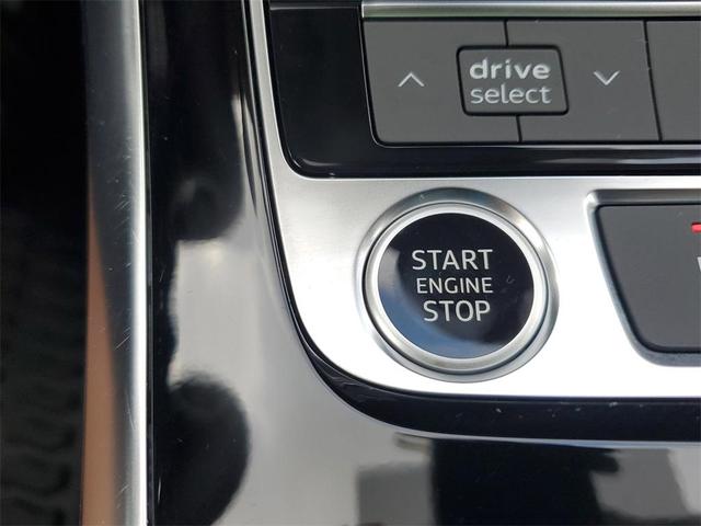 Photo of 2025 Waitomo Blue Metallic Audi Q8