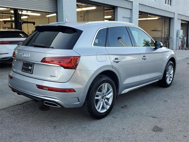 Photo of 2022 Florett Silver Metallic Audi Q5