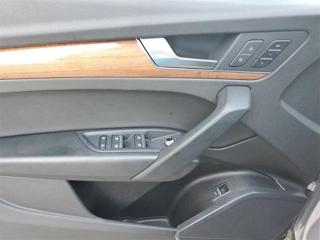 Photo of 2022 Florett Silver Metallic Audi Q5