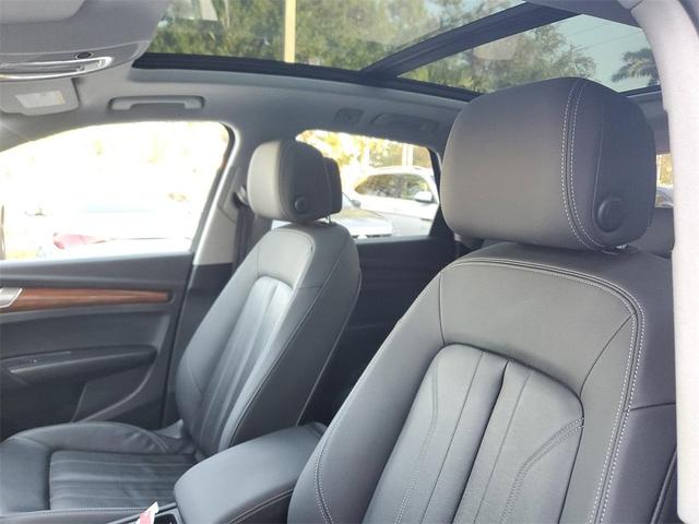 Photo of 2022 Florett Silver Metallic Audi Q5