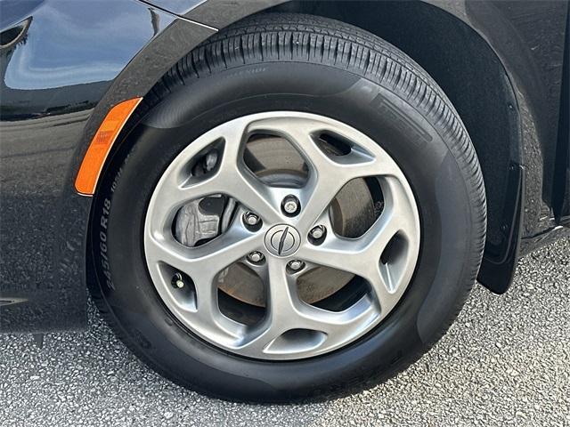 Photo of 2024 Diamond Black Chrysler Pacifica