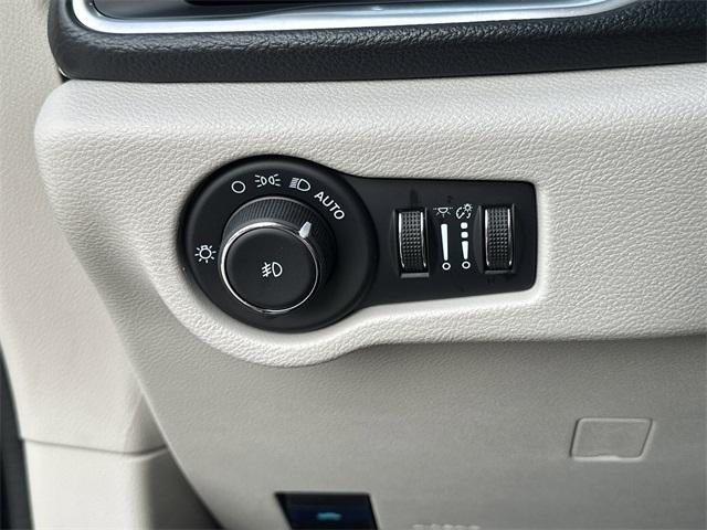 Photo of 2024 Diamond Black Chrysler Pacifica