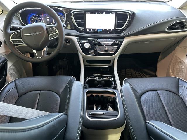 Photo of 2024 Diamond Black Chrysler Pacifica