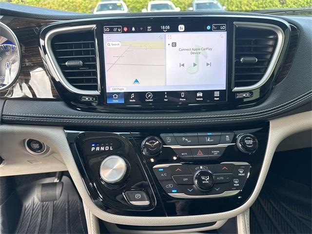 Photo of 2024 Diamond Black Chrysler Pacifica