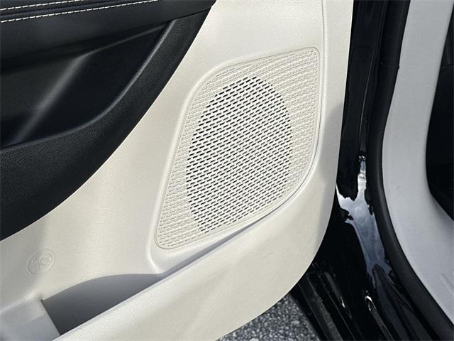 Photo of 2024 Diamond Black Chrysler Pacifica