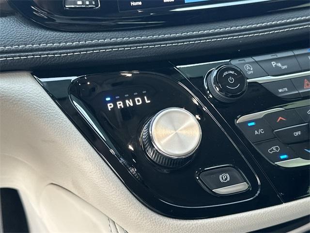 Photo of 2024 Diamond Black Chrysler Pacifica