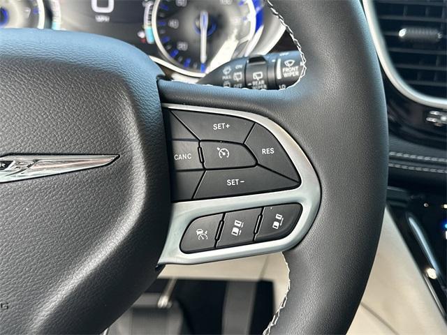 Photo of 2024 Diamond Black Chrysler Pacifica
