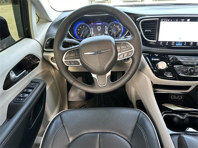 Photo of 2024 Diamond Black Chrysler Pacifica