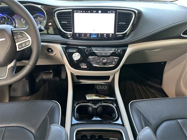 Photo of 2024 Diamond Black Chrysler Pacifica