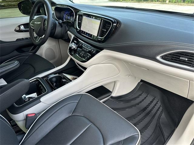Photo of 2024 Diamond Black Chrysler Pacifica