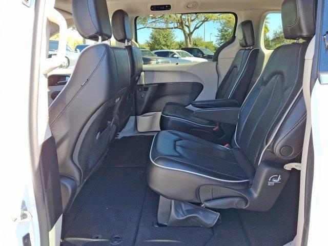 Photo of 2023 Bright White Clearcoat Chrysler Pacifica
