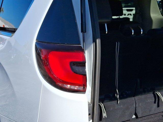 Photo of 2023 Bright White Clearcoat Chrysler Pacifica