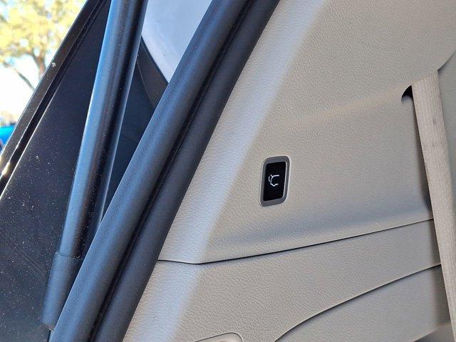 Photo of 2023 Bright White Clearcoat Chrysler Pacifica