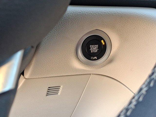 Photo of 2023 Bright White Clearcoat Chrysler Pacifica
