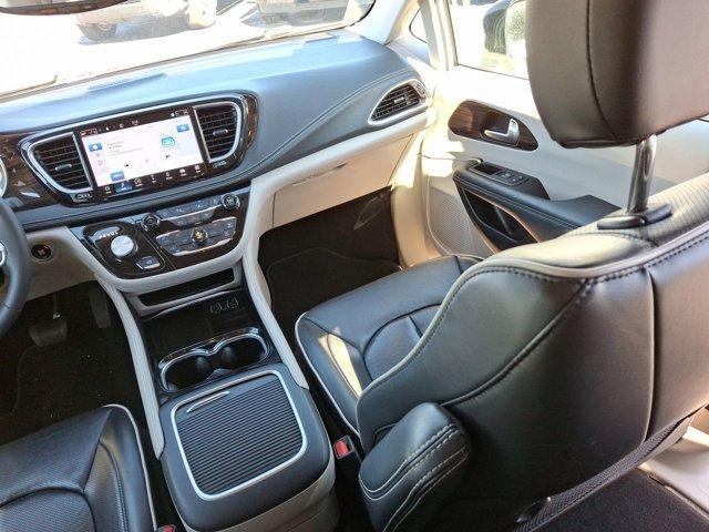 Photo of 2023 Bright White Clearcoat Chrysler Pacifica