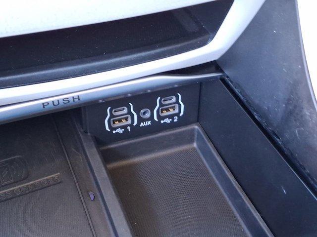 Photo of 2023 Bright White Clearcoat Chrysler Pacifica