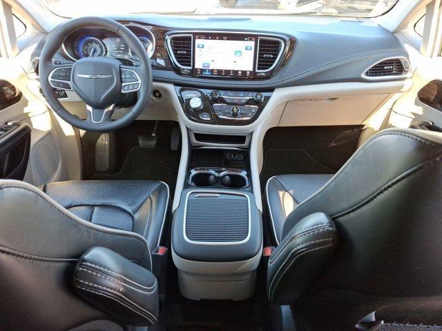 Photo of 2023 Bright White Clearcoat Chrysler Pacifica