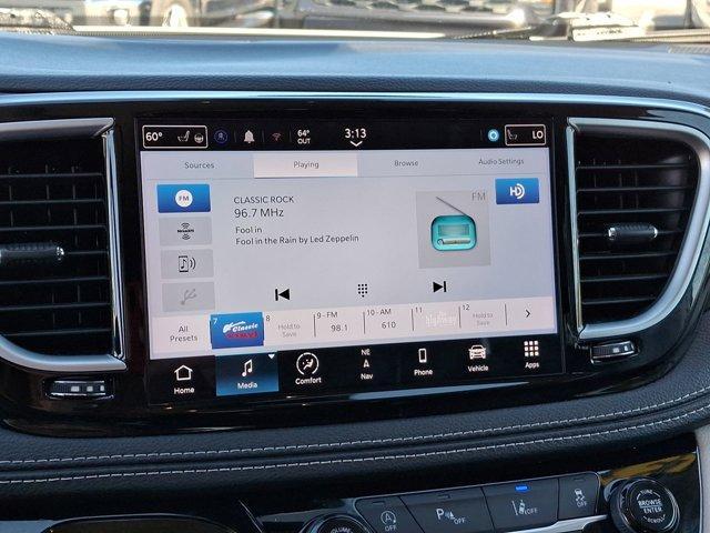 Photo of 2023 Bright White Clearcoat Chrysler Pacifica