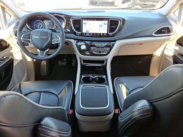 Photo of 2023 Bright White Clearcoat Chrysler Pacifica