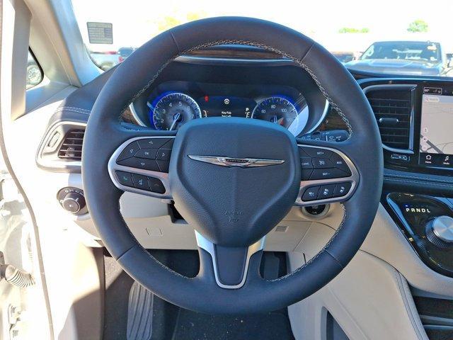 Photo of 2023 Bright White Clearcoat Chrysler Pacifica