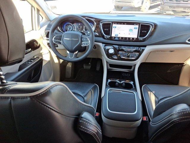 Photo of 2023 Bright White Clearcoat Chrysler Pacifica