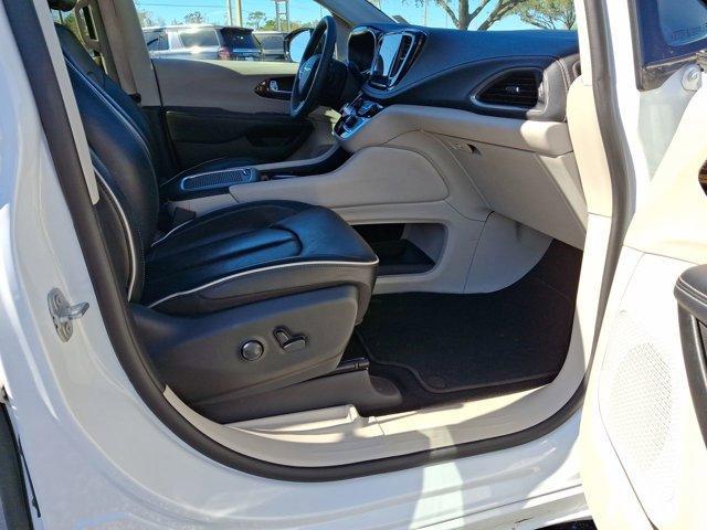 Photo of 2023 Bright White Clearcoat Chrysler Pacifica