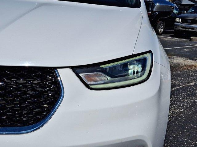 Photo of 2023 Bright White Clearcoat Chrysler Pacifica