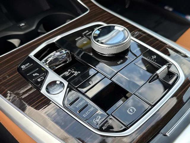 Photo of 2026 Mineral White BMW X5 PHEV