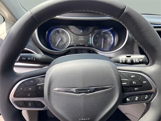 Photo of 2023 Brilliant Black Crystal Pearlcoat Chrysler Pacifica