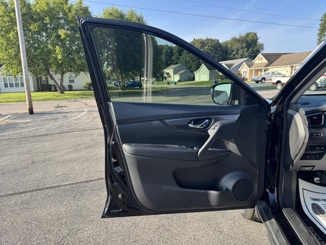 Photo of 2018 Magnetic Black Nissan Rogue