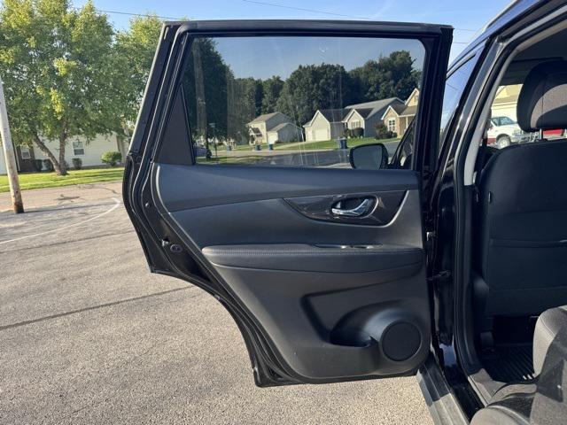 Photo of 2018 Magnetic Black Nissan Rogue