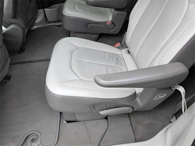 Photo of 2018 Bright White Clearcoat Chrysler Pacifica