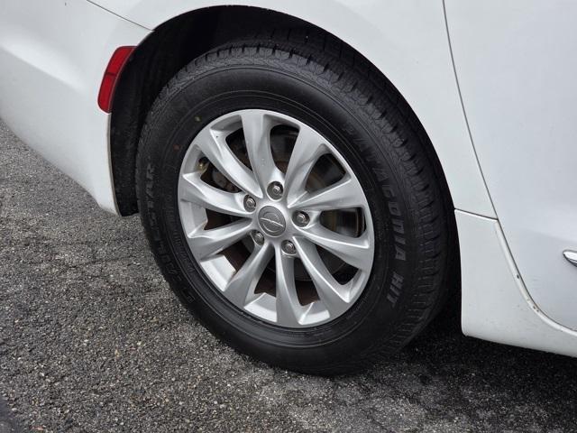 Photo of 2018 Bright White Clearcoat Chrysler Pacifica