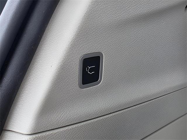 Photo of 2018 Bright White Clearcoat Chrysler Pacifica