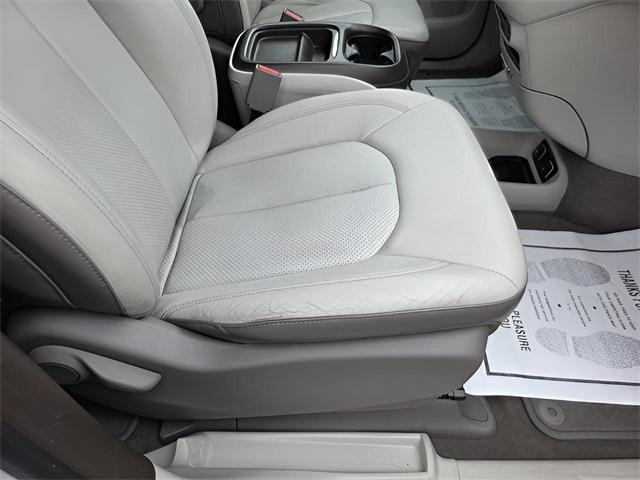 Photo of 2018 Bright White Clearcoat Chrysler Pacifica