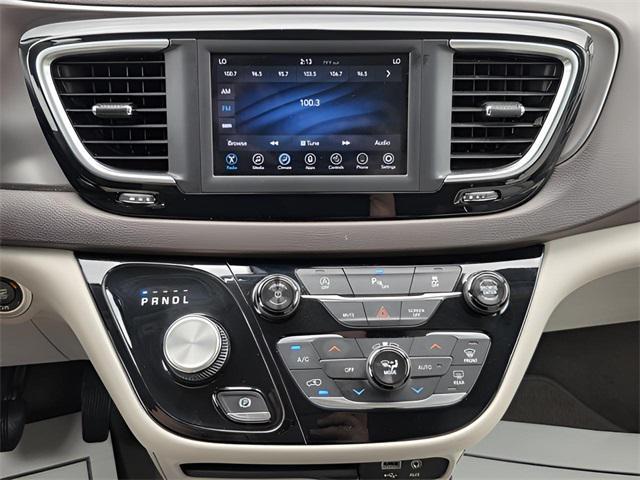 Photo of 2018 Bright White Clearcoat Chrysler Pacifica