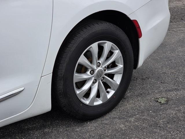 Photo of 2018 Bright White Clearcoat Chrysler Pacifica
