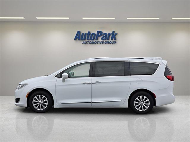 Photo of 2018 Bright White Clearcoat Chrysler Pacifica