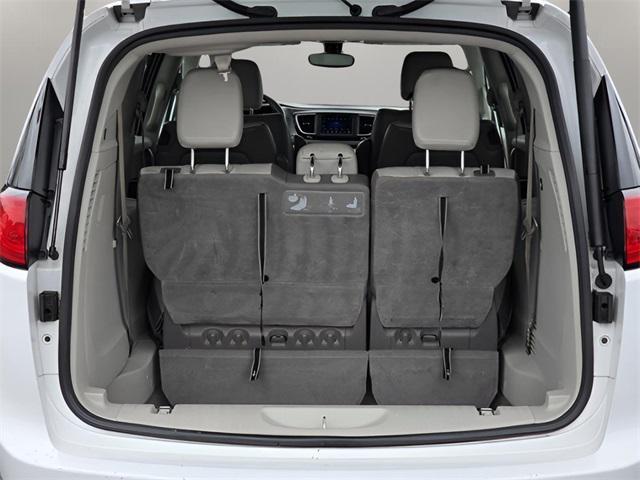 Photo of 2018 Bright White Clearcoat Chrysler Pacifica