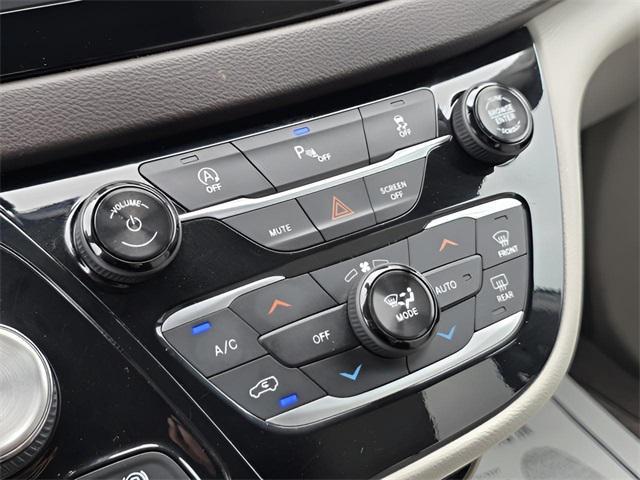 Photo of 2018 Bright White Clearcoat Chrysler Pacifica