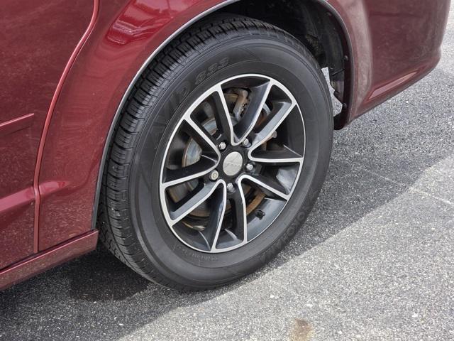 Photo of 2017 Octane Red Pearlcoat Dodge Grand Caravan