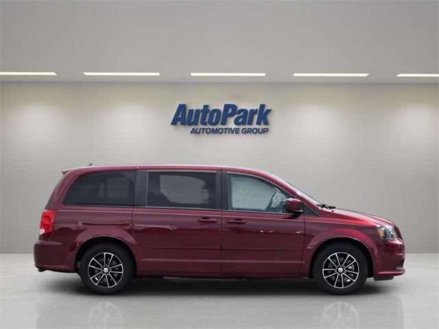 Photo of 2017 Octane Red Pearlcoat Dodge Grand Caravan