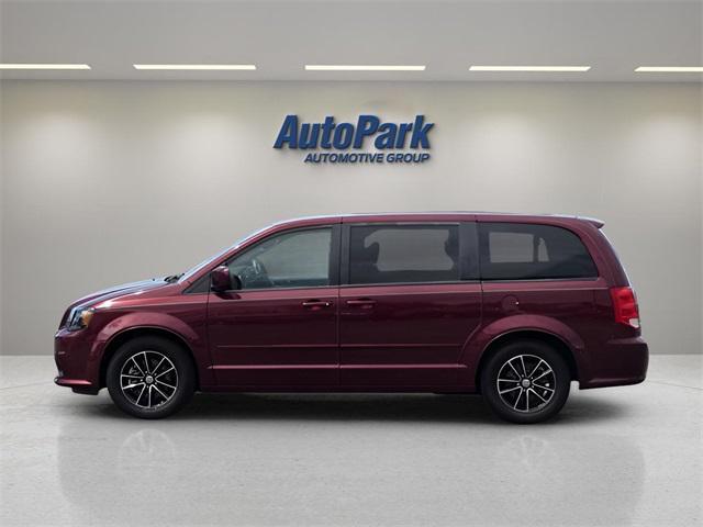 Photo of 2017 Octane Red Pearlcoat Dodge Grand Caravan