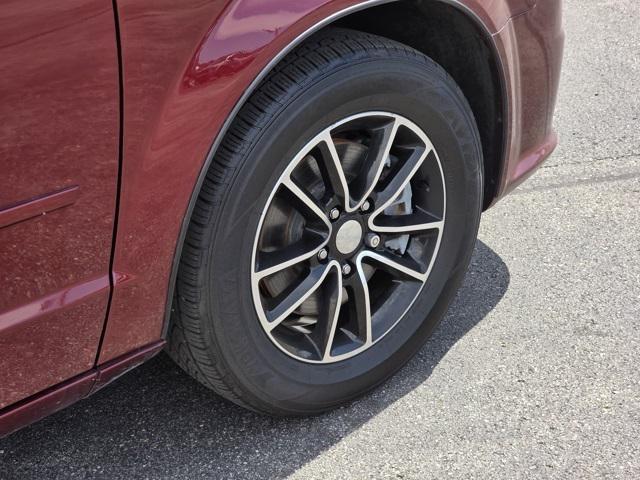 Photo of 2017 Octane Red Pearlcoat Dodge Grand Caravan
