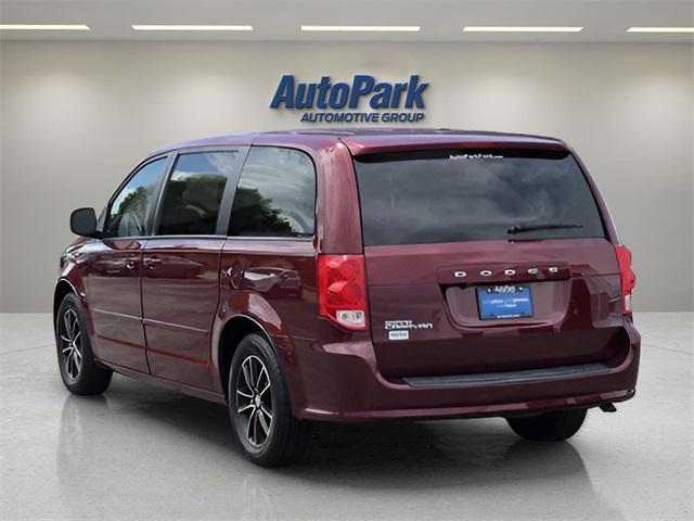 Photo of 2017 Octane Red Pearlcoat Dodge Grand Caravan