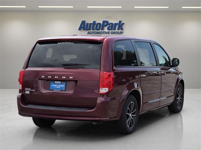Photo of 2017 Octane Red Pearlcoat Dodge Grand Caravan